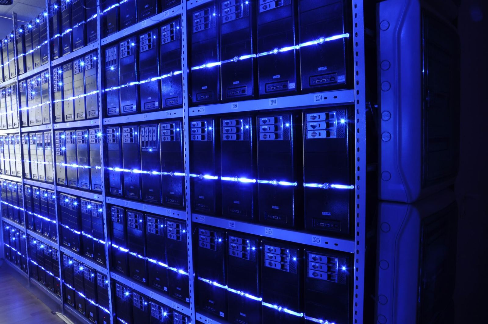 Serverraum eines Rechenzentrums mit beleuchteten Rack-Reihen
