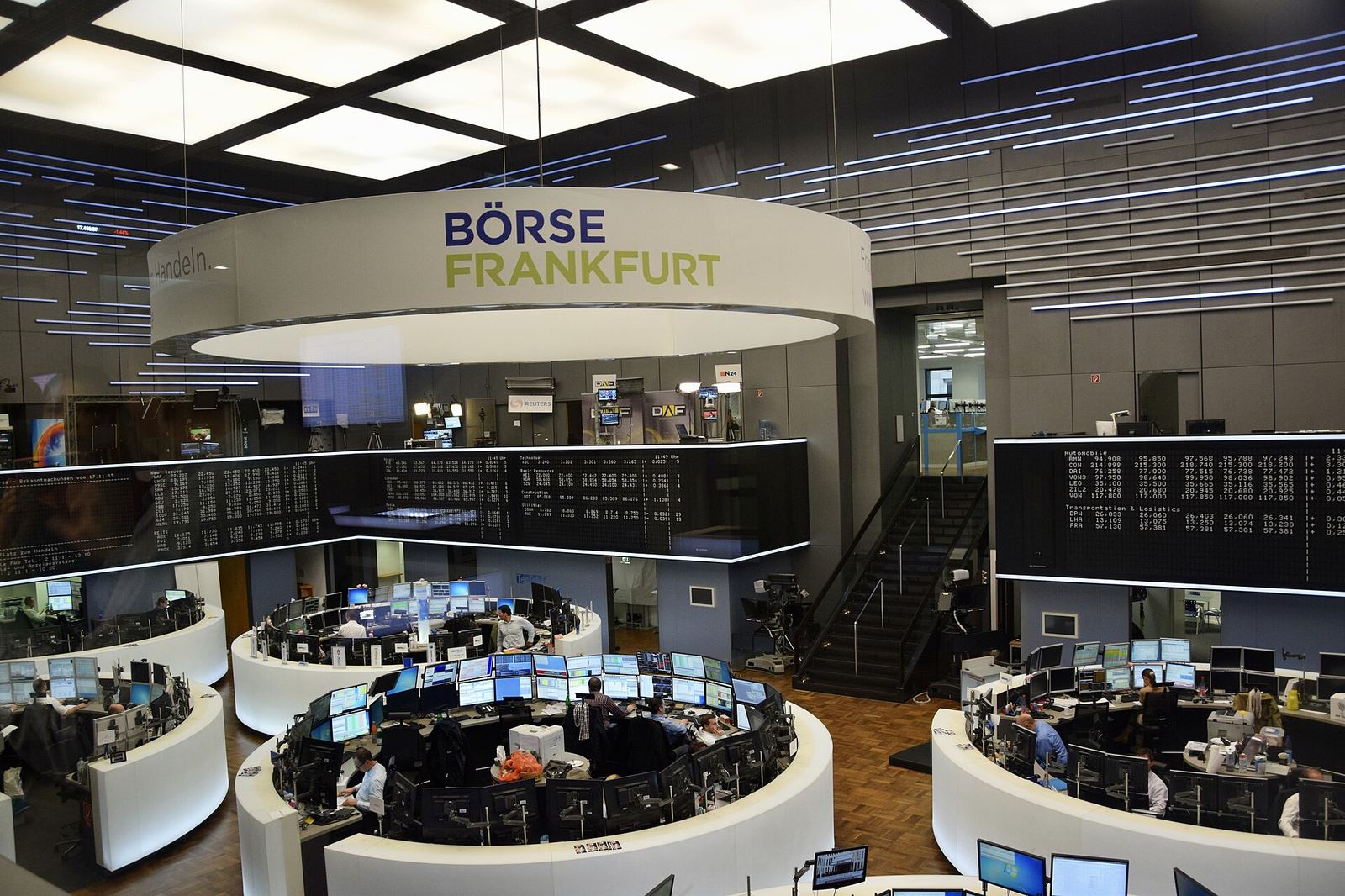 Handelsraum der Frankfurter Wertpapierbörse mit Kursanzeigen und Handelsplätzen